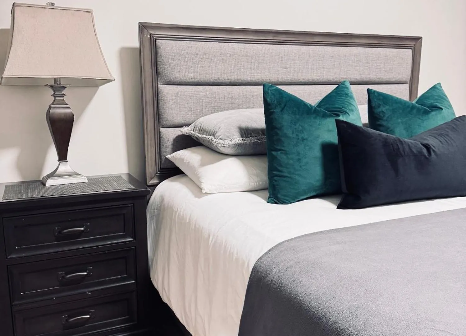 Deluxe Master Queen Bedroom Private Bathroom In Vancouver West