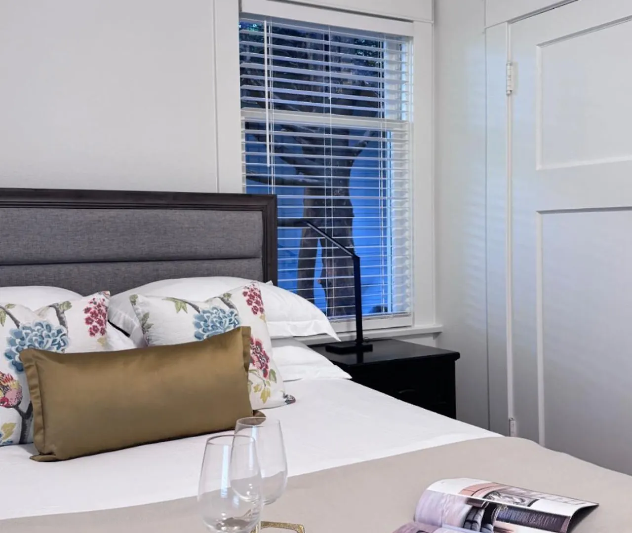 Deluxe Master Queen Bedroom Private Bathroom In Vancouver West
